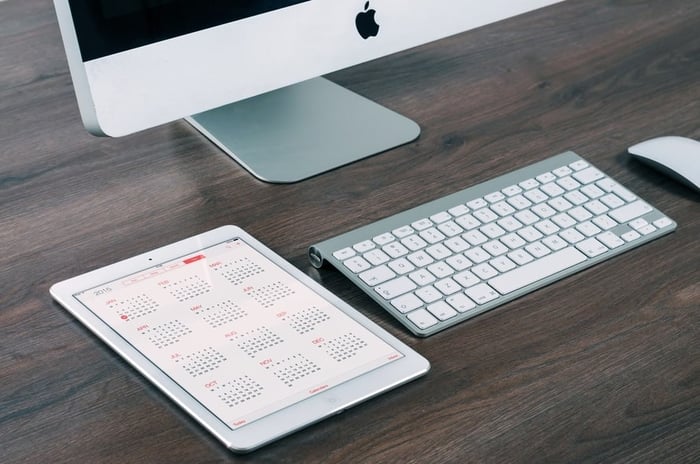 apple-desk-working-technology-large.jpeg